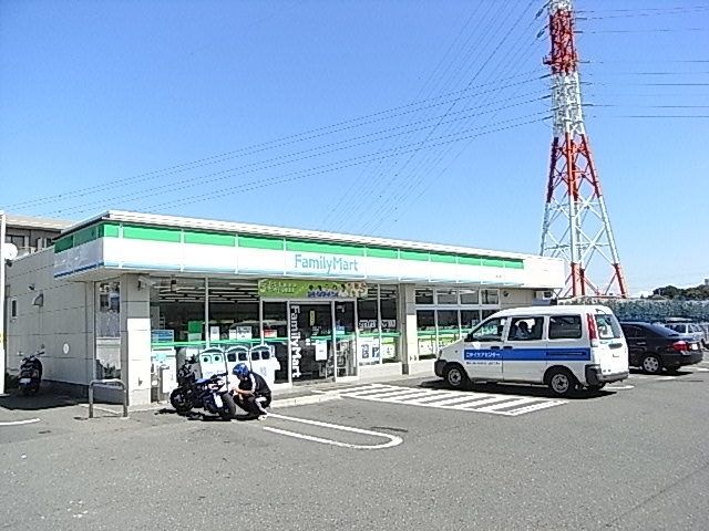 コンビニ　ファミリーマート（コンビニ）まで800m