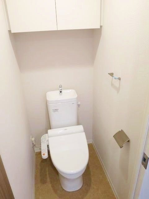 トイレ　温水洗浄便座です