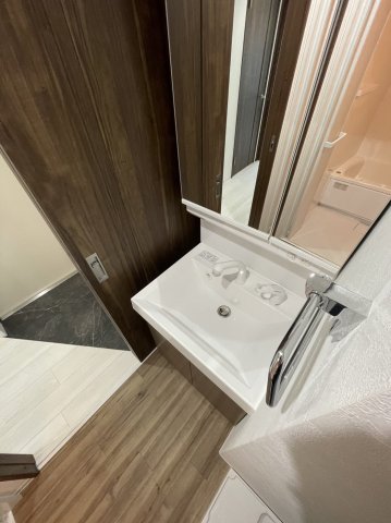 洗面設備　ゆったりとスペースのある洗面所