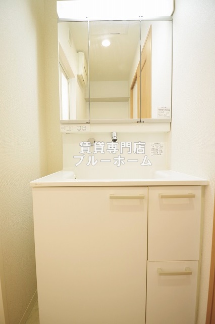 洗面設備　オシャレな三面鏡独立洗面台！