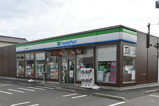 コンビニ　ファミリーマート八街駅南口店（コンビニ）まで607m