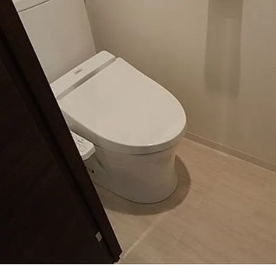 トイレ　落ち着いた色調のトイレです