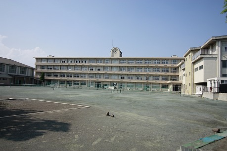 中学校　塚沢中学校（中学校）まで489m