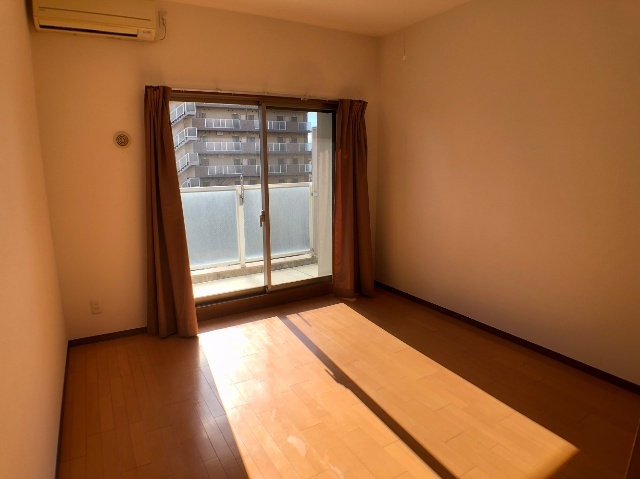 居室・リビング　床、クロスの色はお部屋ごとに異なります。