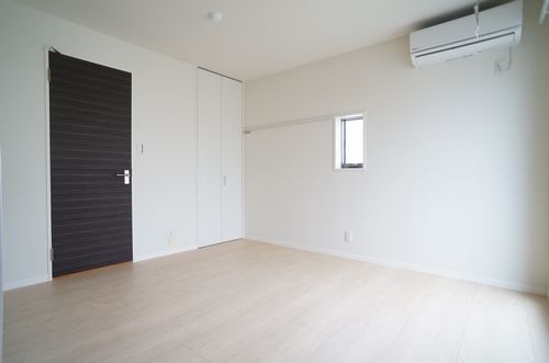 その他部屋・スペース　洋室6.4帖。こちらもエアコン付き。2面採光。