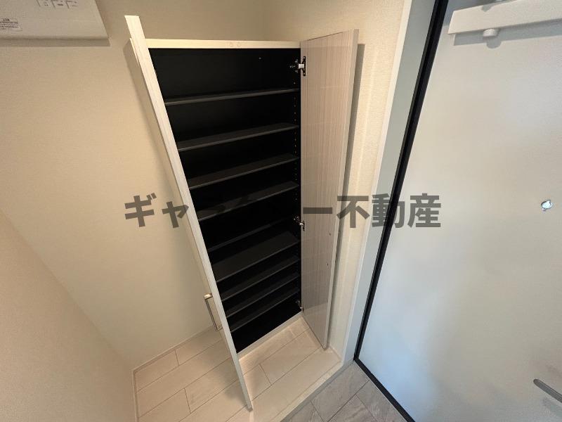 玄関　姿見付きのシューズラックのある玄関です