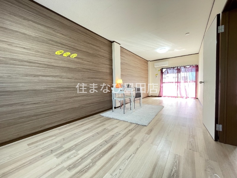 居室・リビング　反転・同型別部屋写真