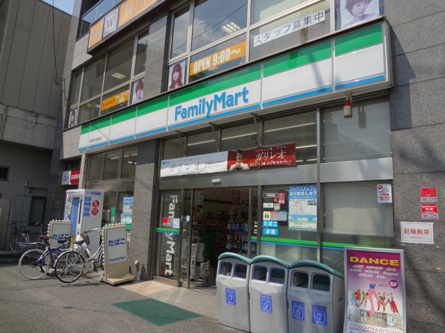 コンビニ　ファミリーマート（コンビニ）まで670m