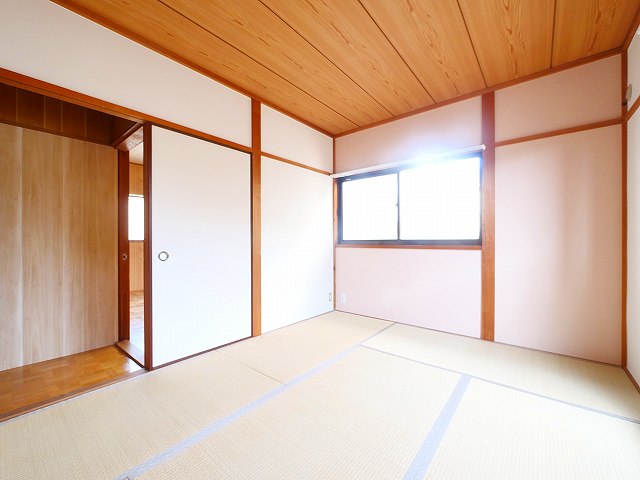 その他部屋・スペース　落ち着いた色調の寝室です