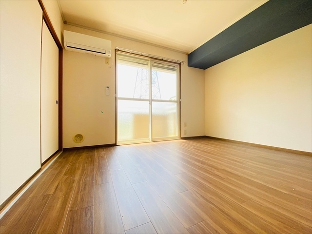 居室・リビング　同一建物内２０２号室内装写真転載