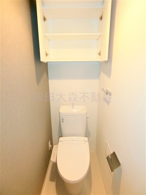 トイレ　棚収納と温水暖房便座付きのトイレ