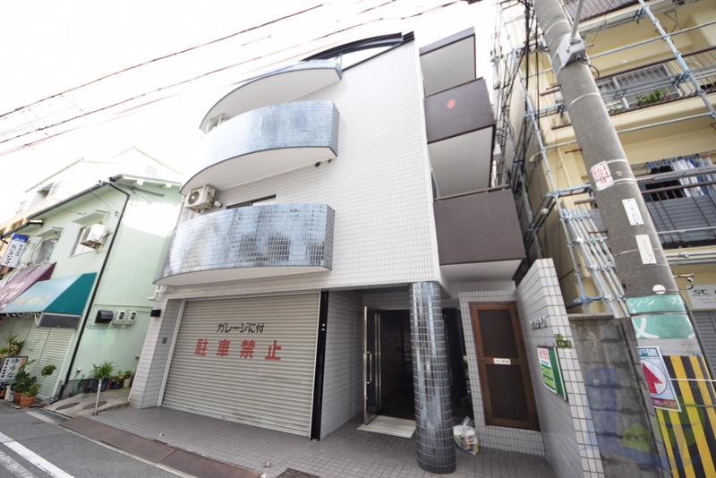 建物外観　曲面がピカッとした感じの外観です