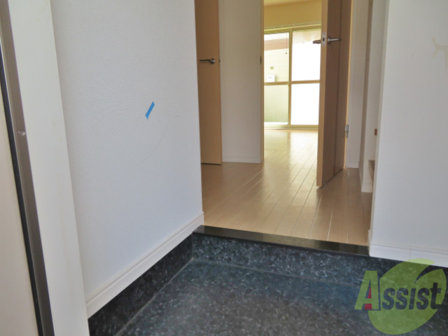 玄関　玄関からは、すぐにお部屋が見えないので安心ですね。