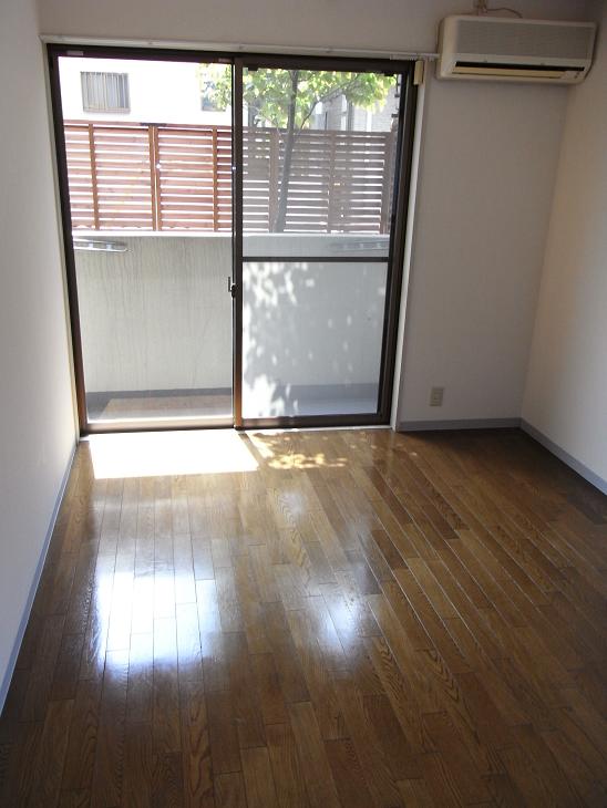 クレストコート上祖師谷の居間写真