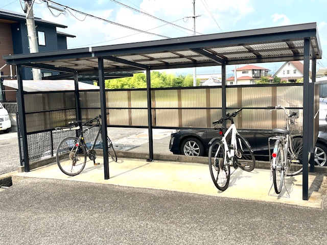 その他共有部分　駐輪場（その向こうにゴミ集積所）