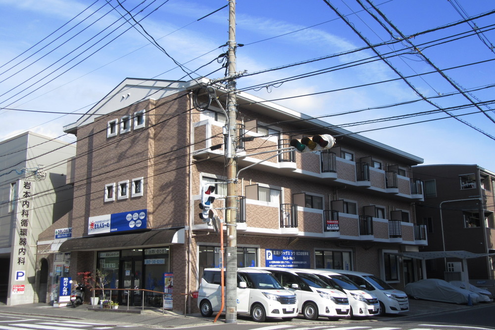建物外観　目の前は道路なので日当たりはかなり良好です☆