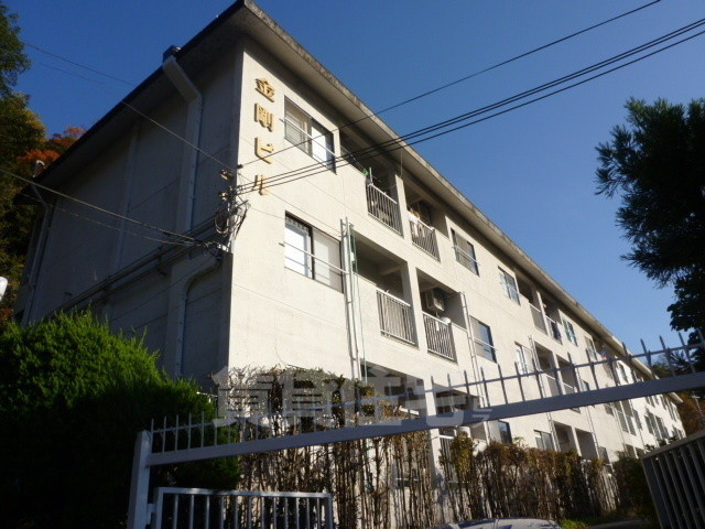 京都市山科区日ノ岡夷谷町のマンションの建物外観