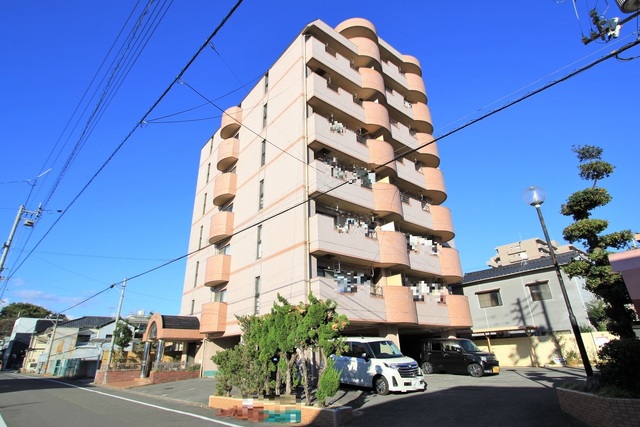 松山市三津のマンションの建物外観