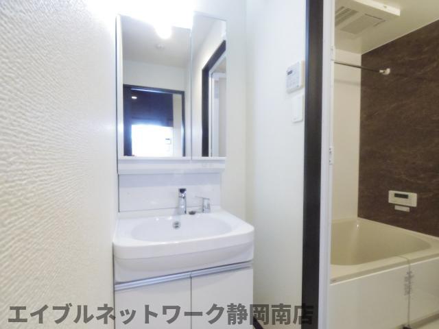 洗面設備　明るい洗面所です