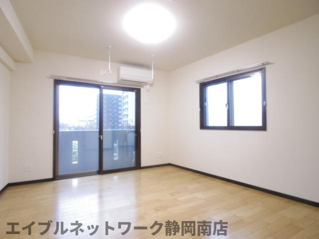 居室・リビング　こちらの居間で趣味の時間をお楽しみください