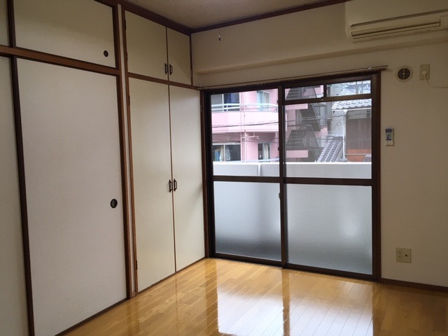 居室・リビング　同物件、別号室のものです。