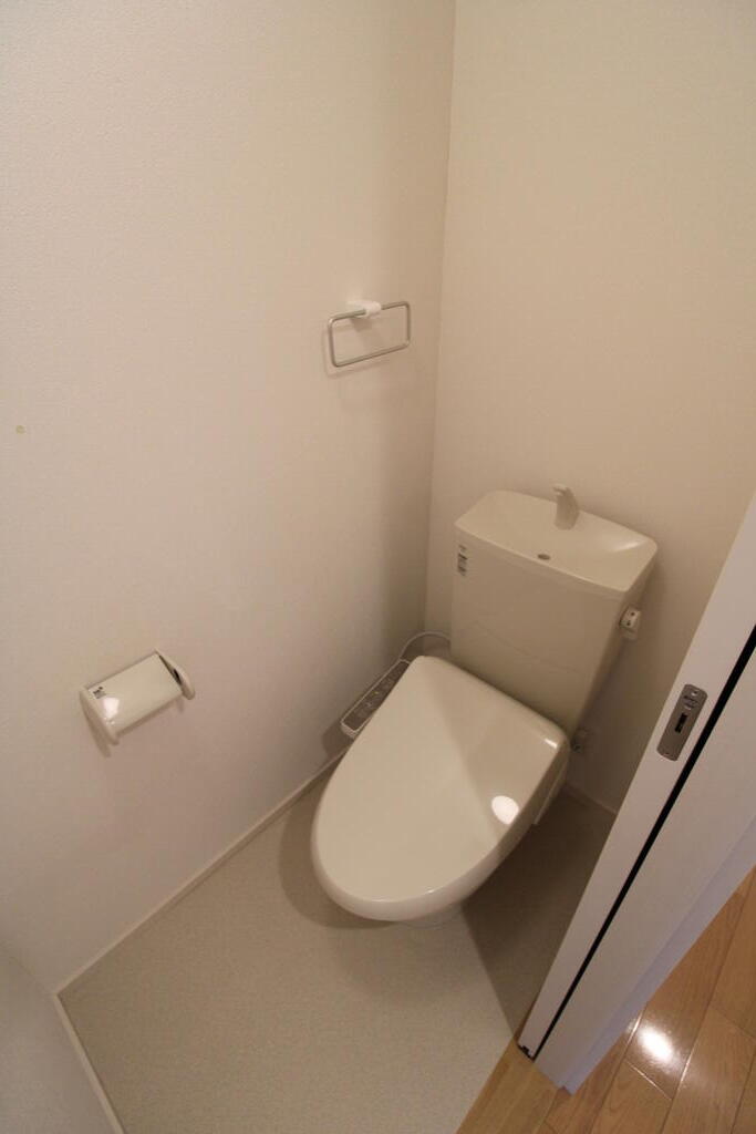 トイレ　*同物件、別部屋の写真です