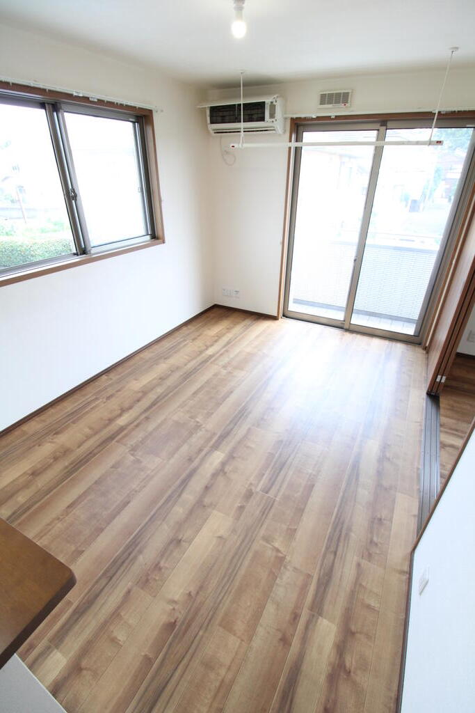 居室・リビング　*同物件、別部屋の写真です
