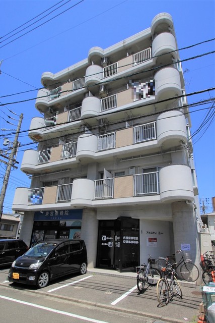 松山市中一万町のマンションの建物外観