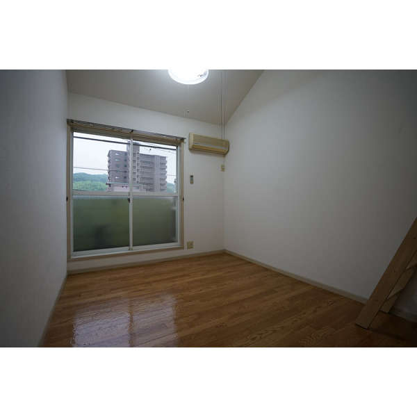 居室・リビング　同じ建物の別なお部屋