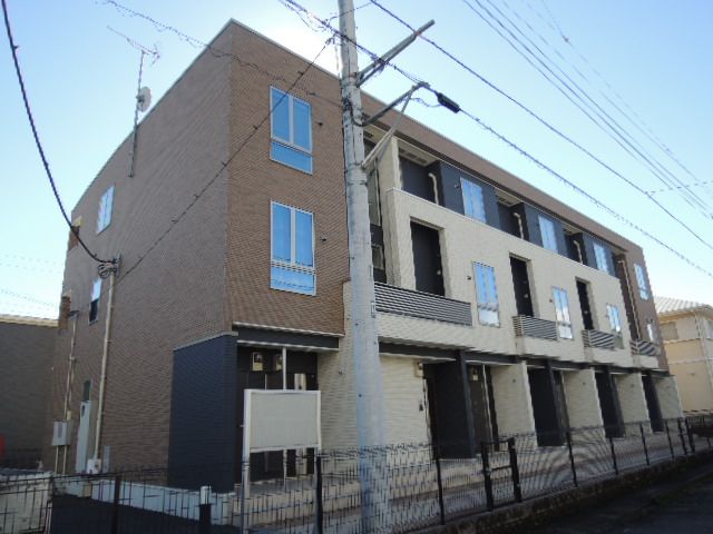 富士市岩本のアパートの建物外観