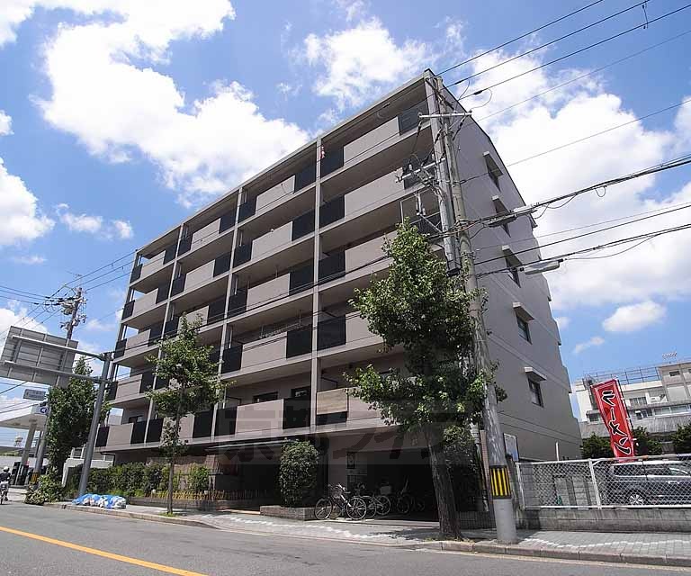 京都市伏見区西大手町のマンションの建物外観