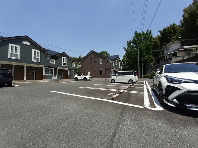 【直方市大字山部のアパートの駐車場】