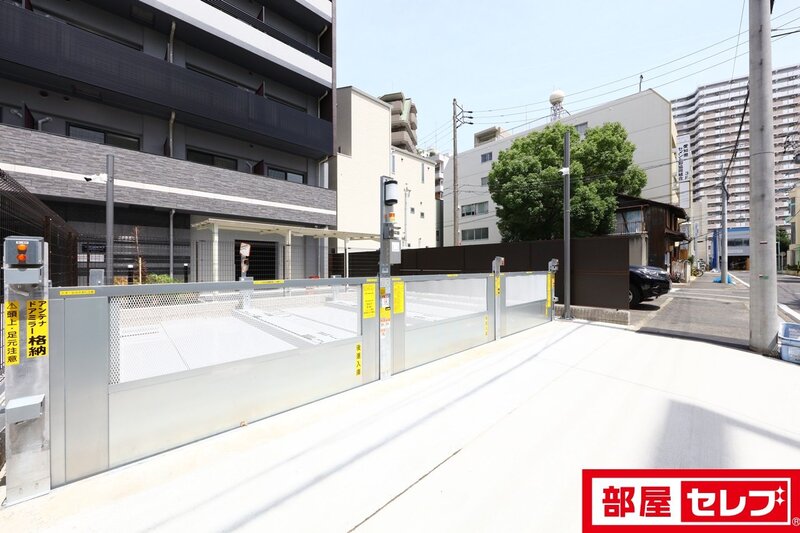 【S-RESIDENCE鶴舞駅前の駐車場】