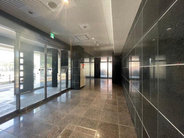 【仙台市宮城野区小田原山本丁のマンションのエントランス】