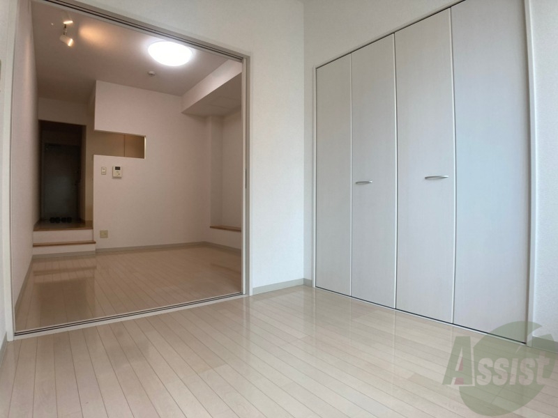 その他部屋・スペース　寝室はこちらです。光が差し込む、温かみのあるお部屋です。