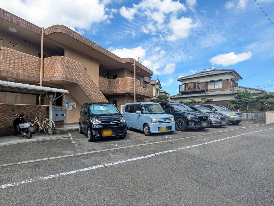 【松山市新石手のマンションの駐車場】