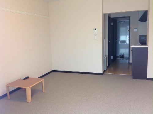 居室・リビング　1Ｆはフローリング、２Ｆはカーペット