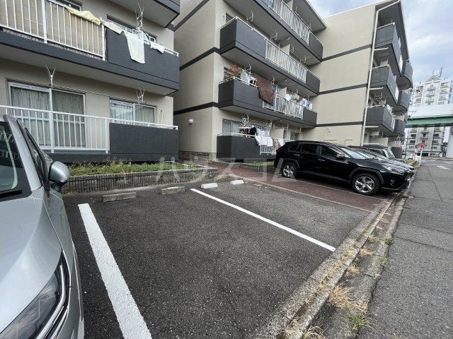 【名古屋市北区浪打町のマンションの駐車場】