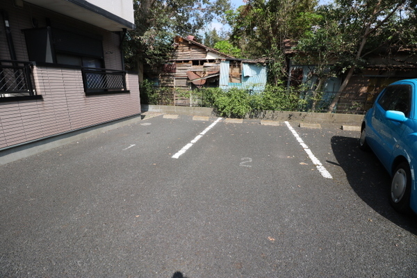 【ドミール宮崎の駐車場】