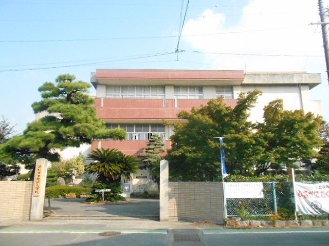 【浜松市浜名区西美薗のアパートの小学校】