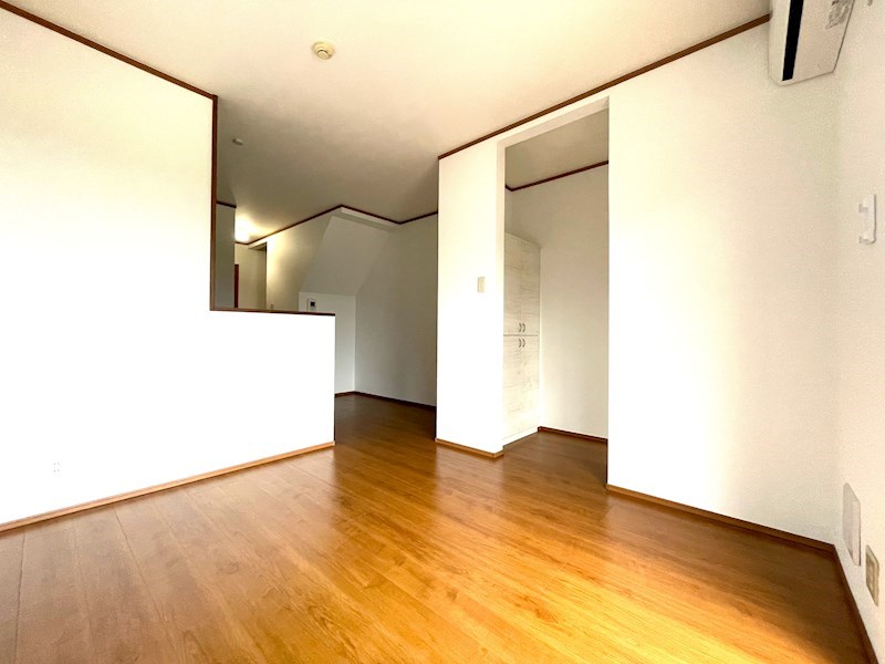 居室・リビング　約9.6帖のDK。単身でもご家族でも使い易いですね。