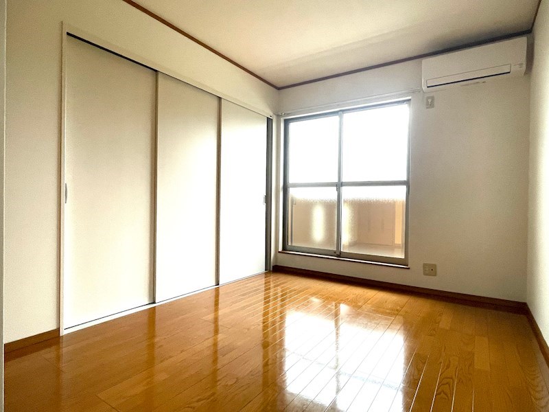 その他部屋・スペース　天井の高い北側洋室は寝室としてのご利用が多いようです。