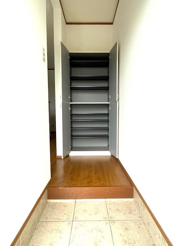 玄関　玄関を開けると御覧の収納力の下駄箱