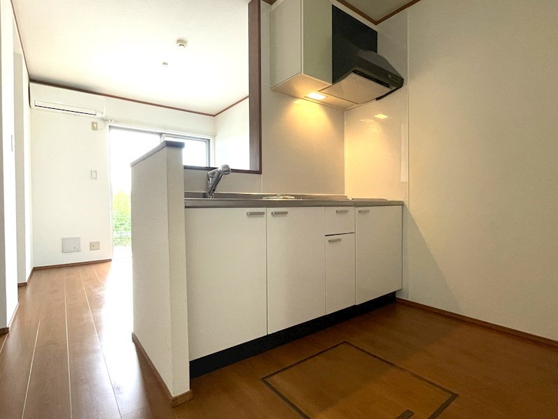 キッチン　対面型キッチンを採用。オール電化のキッチン