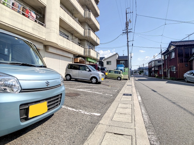 【メゾンα (アルファ)の駐車場】