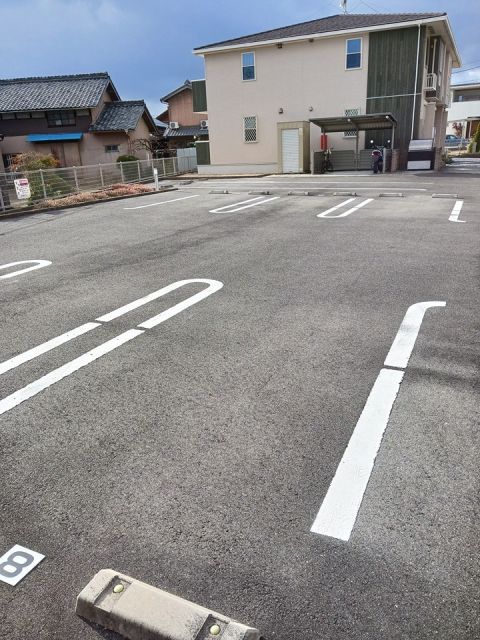 【四日市市尾平町のアパートの駐車場】