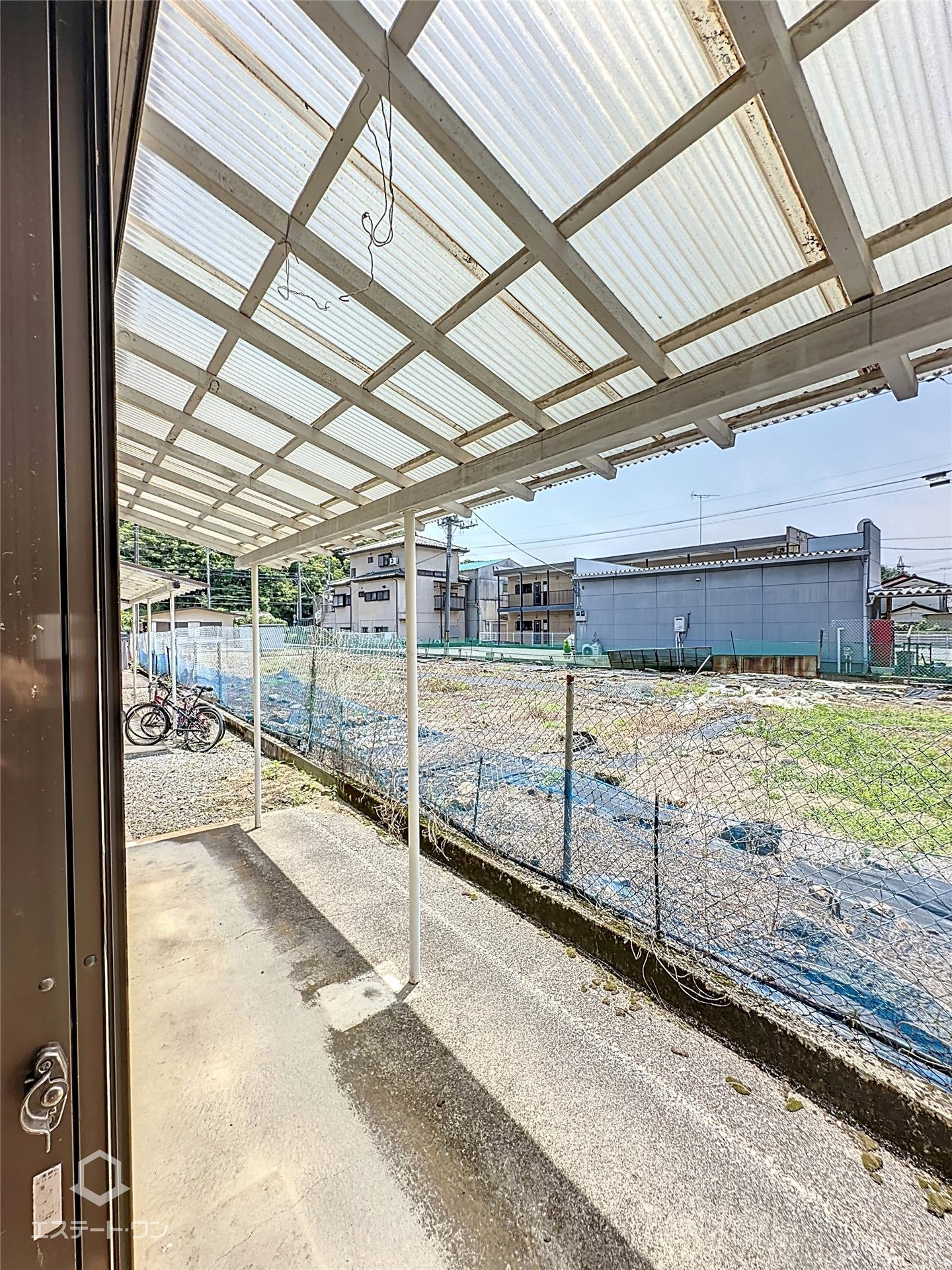 バルコニー　屋根付きのテラスにお洗濯物が干せます！