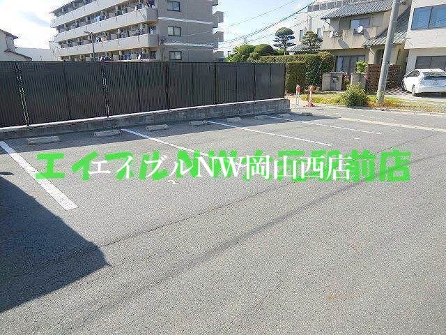 【岡山市北区十日市西町のアパートの駐車場】