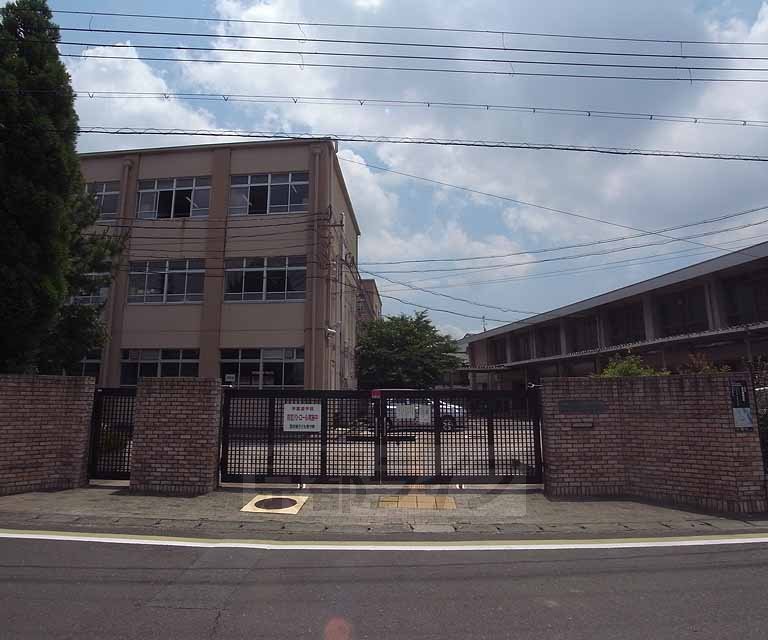 【京都市右京区西京極堤下町のアパートの小学校】