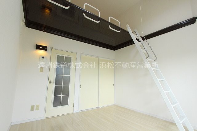 居室・リビング　白を基調とした洋間